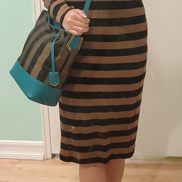 Authenticated Fendi penguin crossbody bucket bag - Picture 9 of 13